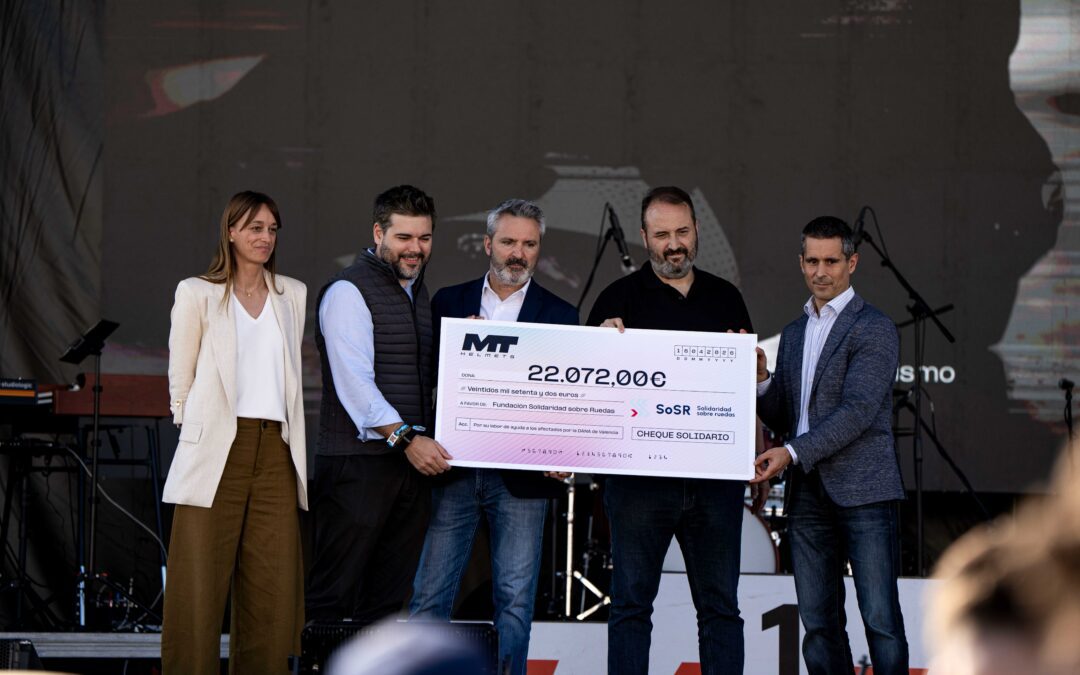 Entrega del cheque solidario de MT Helmets a la Fundación Solidaridad Sobre Ruedas por valor de 22.072 euros en el Circuit Ricardo Tormo